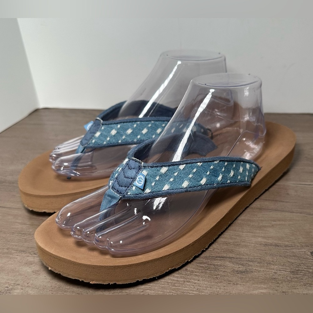 Minnetonka Women’s Hedy Sandal in Blue Denim Size 10 NWT Flip Flop Thongs.